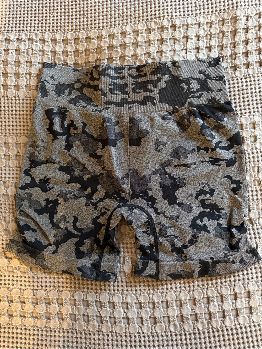 High-Waist Camo Bike Shorts - Gray/Black